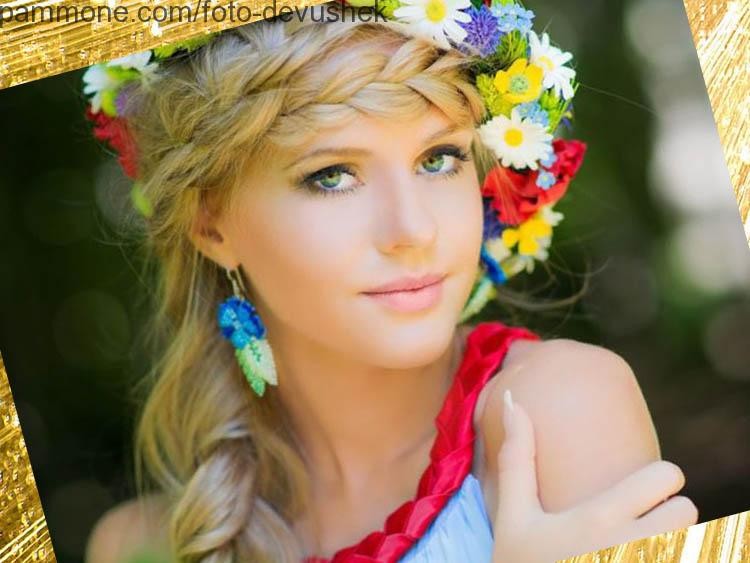 Фото красивой девушки улыбается в цветочном венке