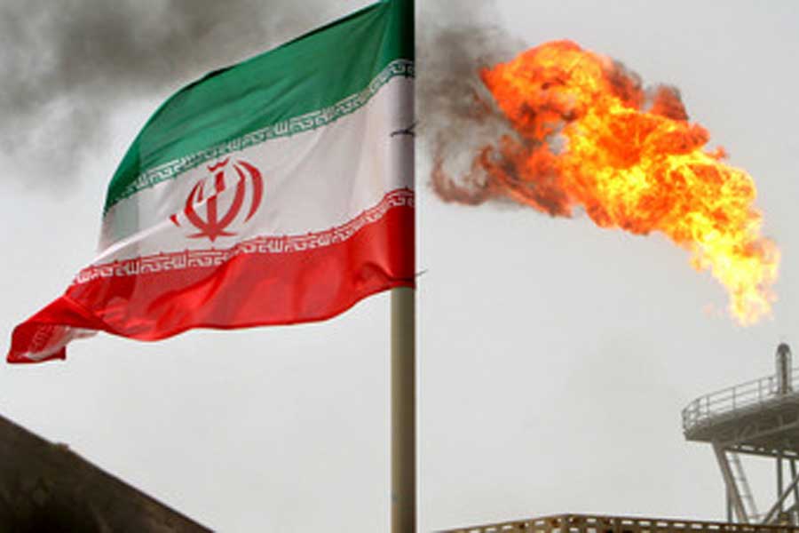 Флаг Ирана на фоне факела огня